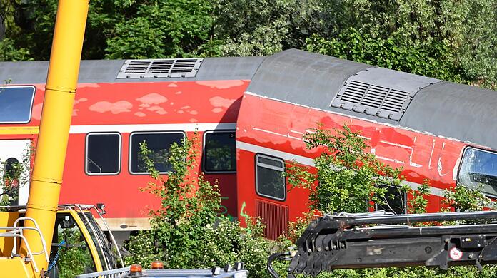 Die Aufräumarbeiten gehen weiter. Dabei soll ein 250 Tonnen schwerer Spezialkran zum Einsatz kommen, um unter anderem die Lok wieder auf das Gleis zu heben.