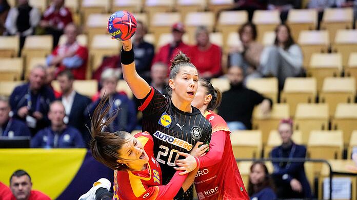 Co-Kapitänin Emily Bölk (M) und die DHB-Frauen setzten sich dank einer starken zweiten Halbzeit gegen Rumänien durch.