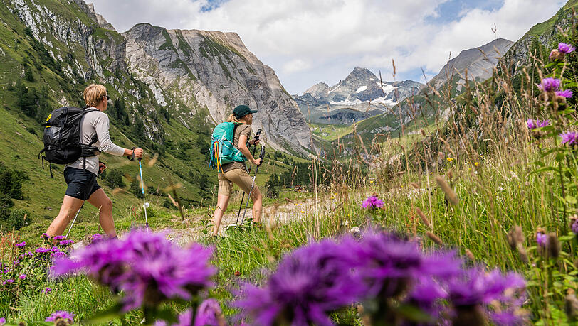 Wandern in Kals über den Bergpilgerweg Hoch und Heilig mit Blick auf den Großglockner. Wandern in Kals über den Bergpilgerweg Hoch und Heilig mit Blick auf den Großglockner.