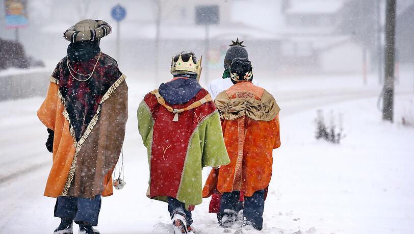 Sternsinger trotzen Wind und Wetter. (Archivbild) Sternsinger trotzen Wind und Wetter. (Archivbild)