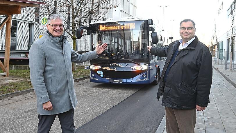 MVG-Bus-Chef Veit Bodenschatz und MVG-Chef Ingo Wortmann bei der Vorstellung des Karsan eAtak. MVG-Bus-Chef Veit Bodenschatz und MVG-Chef Ingo Wortmann bei der Vorstellung des Karsan eAtak.
