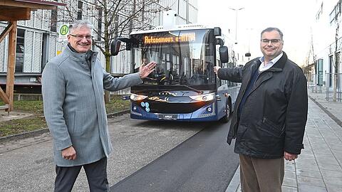 MVG-Bus-Chef Veit Bodenschatz und MVG-Chef Ingo Wortmann bei der Vorstellung des Karsan eAtak.