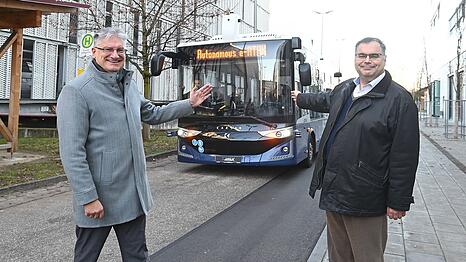 MVG-Bus-Chef Veit Bodenschatz und MVG-Chef Ingo Wortmann bei der Vorstellung des Karsan eAtak.