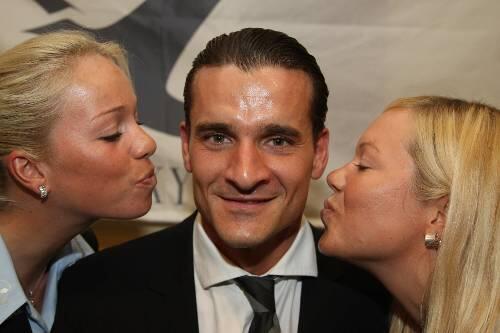 Zwei Küsschen für den Retter: Die Equipe-Girls Charlotte Becker (l.) und Madeleine Sandig mit Sykter-Geschäftsführer Michael Lindemann, einem gebürtigen Nürnberger.