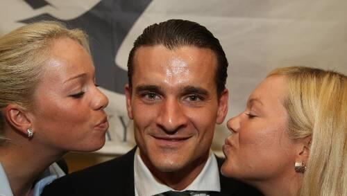Zwei Küsschen für den Retter: Die Equipe-Girls Charlotte Becker (l.) und Madeleine Sandig mit Sykter-Geschäftsführer Michael Lindemann, einem gebürtigen Nürnberger. Zwei Küsschen für den Retter: Die Equipe-Girls Charlotte Becker (l.) und Madeleine Sandig mit Sykter-Geschäftsführer Michael Lindemann, einem gebürtigen Nürnberger.