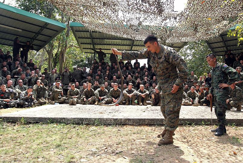 Maden, Schlangen-Blut, abgebissene Hühnerköpfe: Im Rahmen der Operation "Cobra Gold" lernen US-Soldaten in Südostasien das Überleben im Dschungel - die Bilder.