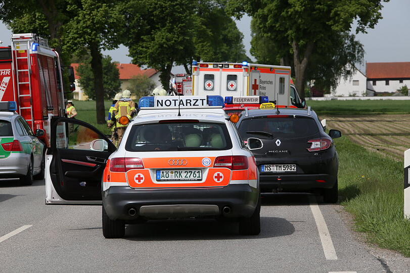 Das Auto ist vollkommen zerstört. Wieso der Fahrer mit seinem Fahrzeug gegen einen Baum prallte, ist bisher noch unklar.