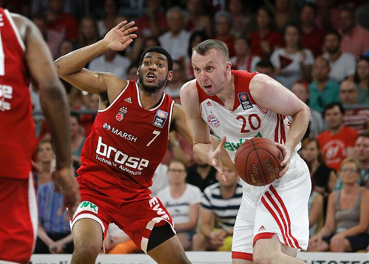 Bayerns Dusko Savanovic (r.) gegen Bambergs Ryan Thompsson.