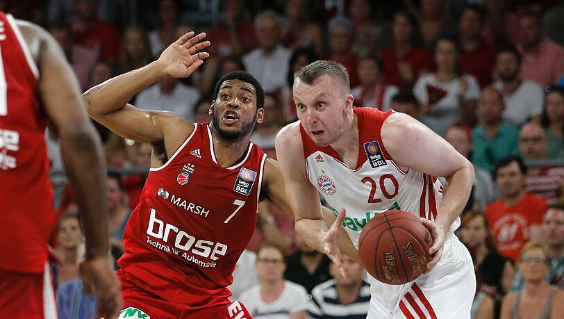 Bayerns Dusko Savanovic (r.) gegen Bambergs Ryan Thompsson. Bayerns Dusko Savanovic (r.) gegen Bambergs Ryan Thompsson.