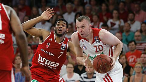 Bayerns Dusko Savanovic (r.) gegen Bambergs Ryan Thompsson.
