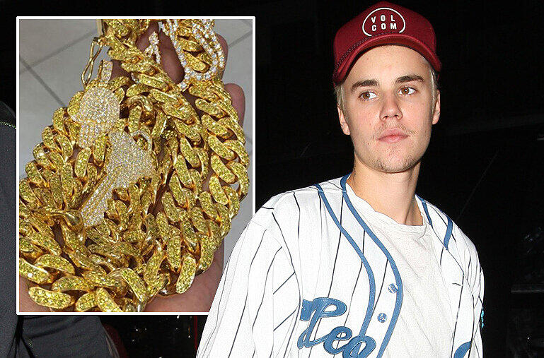 Justin Bieber hat diese mit Diamanten besetzte Goldkette an seinen Rapper-Freund French Montana verschenkt.
