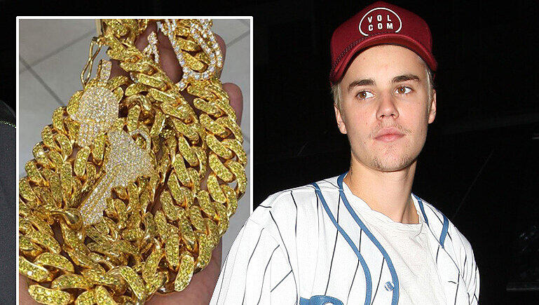 Justin Bieber hat diese mit Diamanten besetzte Goldkette an seinen Rapper-Freund French Montana verschenkt. Justin Bieber hat diese mit Diamanten besetzte Goldkette an seinen Rapper-Freund French Montana verschenkt.