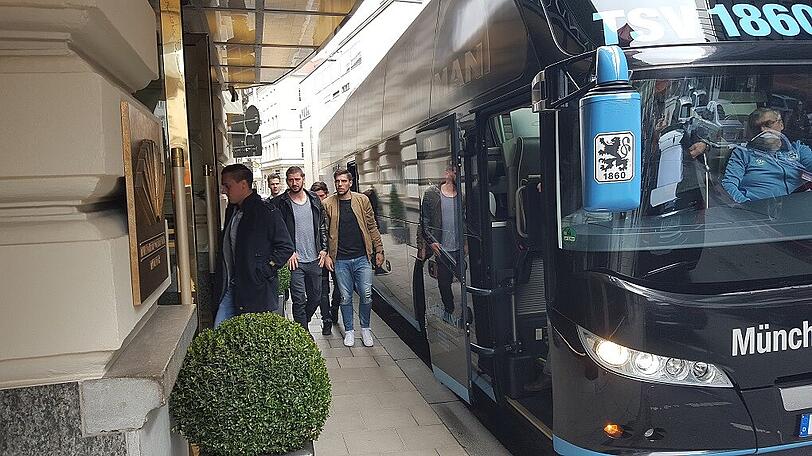 Der Investor lädt zum Mittagessen ein: Am Mittwoch speisten die Löwen um Trainer Benno Möhlmann und Kapitän Christopher Schindler ins Hasan Ismaiks Münchner Stammhotel - dem vornehmen Mandarin Oriental in der Neuturmstraße.