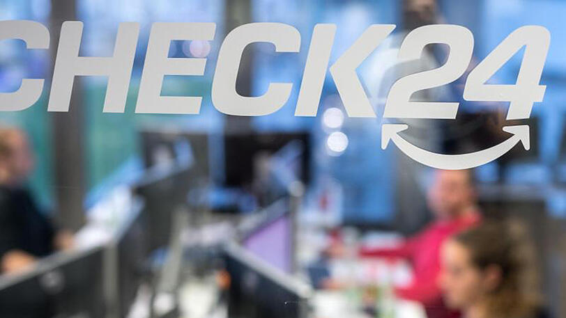 Mitarbeiter sitzen in der Zentrale des Vergleichsportals Check24.
