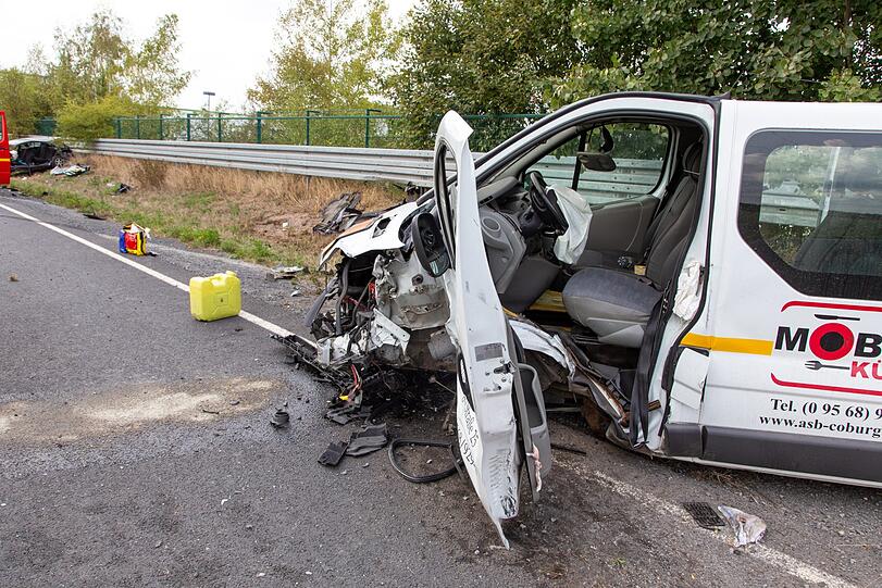 Schlimmer Unfall bei Coburg: Ein Schulbus ist dabei in den Gegenverkehr gerast - fünf Schulkinder wurden dabei schwer verletzt.