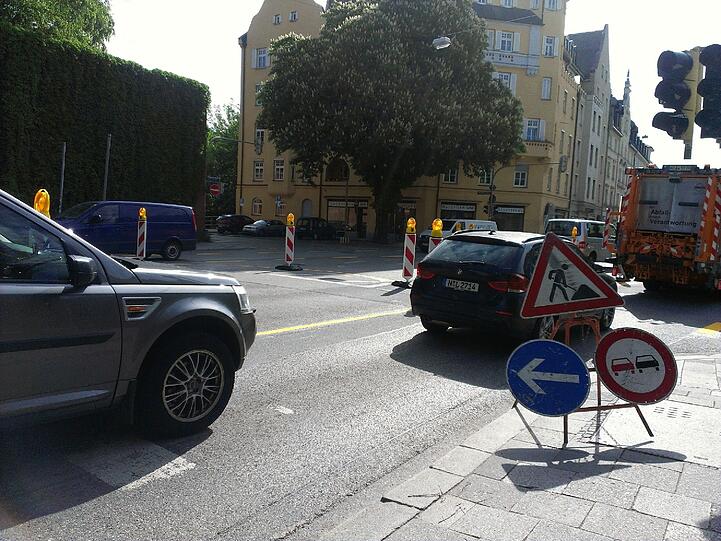 Die Baustelle an der Kapuzinerstraße. Seit diesem Dienstag und noch bis Mitte September bleibt pro Richtung nur je eine Fahrspur frei.