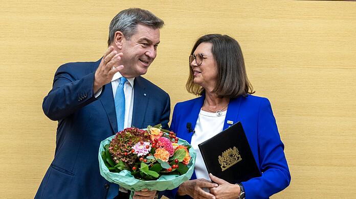 Markus Söder (li.) wird während der Sondersitzung von Landtagspräsidentin Ilse Aigner (CSU) vereidigt.