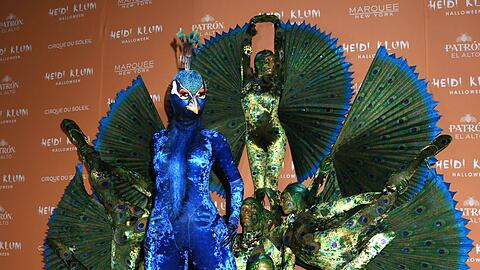 2023 kam Heidi Klum dank der Hilfe eines ganzen Teams als riesiger Pfau mit lebenden Federn.