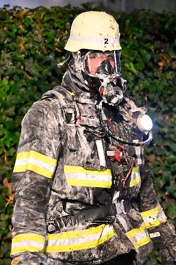 Die Feuerwehr brachte den Brand in dem Reihenmittelhaus in der Theodolindenstraße nach einigen Stunden unter Kontrolle, die Polizei schätzt den Sachschaden auf mehrere Hunderttausend Euro.