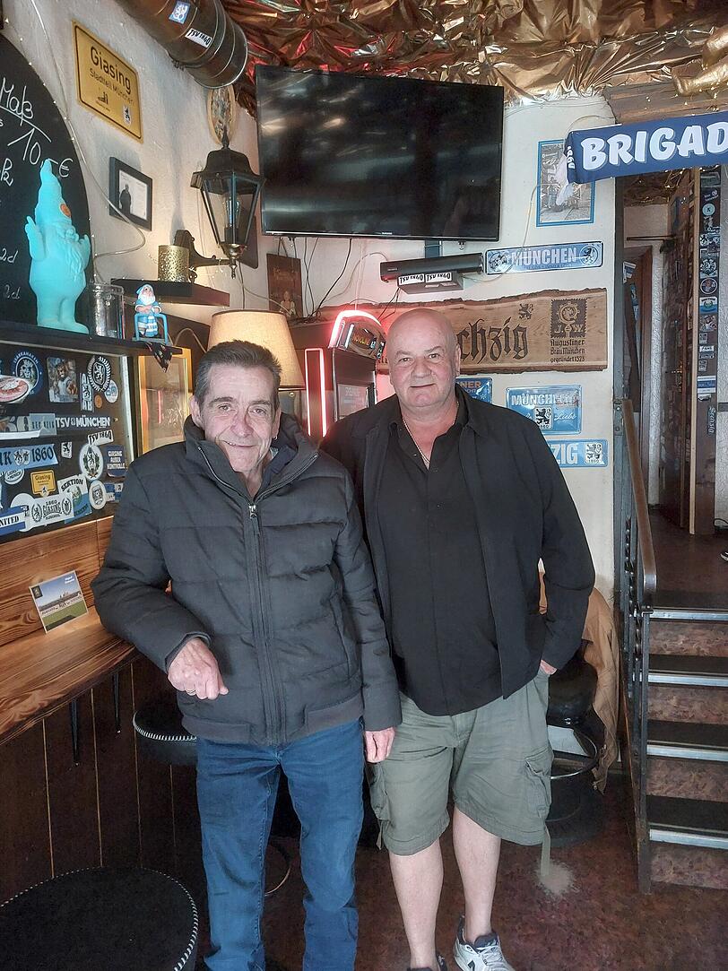 Die beiden L&ouml;wen-Fans Christian Lochm&uuml;ller (l.) und Andreas Pfeffer z&auml;hlen zu den Stammg&auml;sten von Ingrids Bierst&uuml;berl.