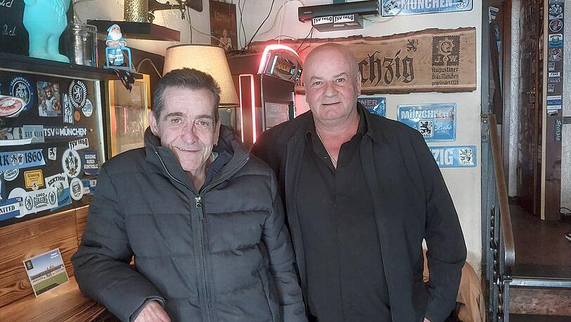 Die beiden Löwen-Fans Christian Lochmüller (l.) und Andreas Pfeffer zählen zu den Stammgästen von Ingrids Bierstüberl. Die beiden Löwen-Fans Christian Lochmüller (l.) und Andreas Pfeffer zählen zu den Stammgästen von Ingrids Bierstüberl.