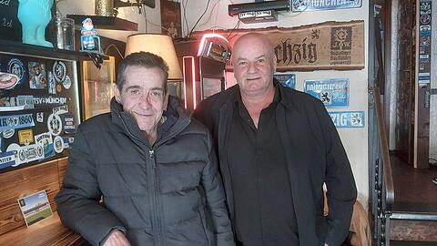 Die beiden L&ouml;wen-Fans Christian Lochm&uuml;ller (l.) und Andreas Pfeffer z&auml;hlen zu den Stammg&auml;sten von Ingrids Bierst&uuml;berl.