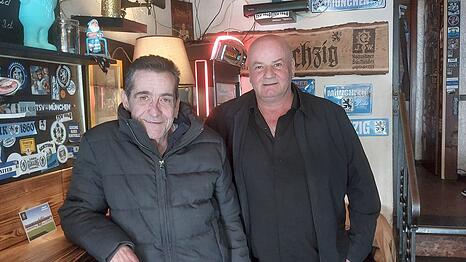 Die beiden L&ouml;wen-Fans Christian Lochm&uuml;ller (l.) und Andreas Pfeffer z&auml;hlen zu den Stammg&auml;sten von Ingrids Bierst&uuml;berl.