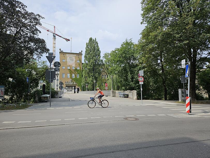 An der Zenneckbrücke könnte vielleicht ein neuer Bushalt entstehen, meint der VCD. Das wäre ein weiterer Anschluss für das Deutsche Museum. An der Zenneckbrücke könnte vielleicht ein neuer Bushalt entstehen, meint der VCD. Das wäre ein weiterer Anschluss für das Deutsche Museum.
