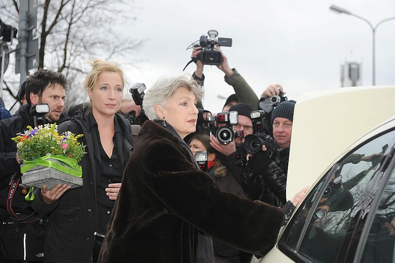 Heesters Tochter Nicole (r) und ihre Tochter Saskia Fischer sind am Nordfriedhof angekommen