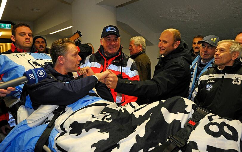 Olaf Bodden wird auf einem Krankenbett auf den Rasen des Grünwalder Stadions gefahren.