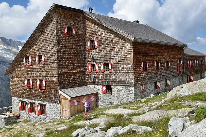 Bei Mehrtagestouren in den Alpen übernachtet man am besten in Alpenvereinshütten (hier die Kürsinger Hütte am Großvenediger).