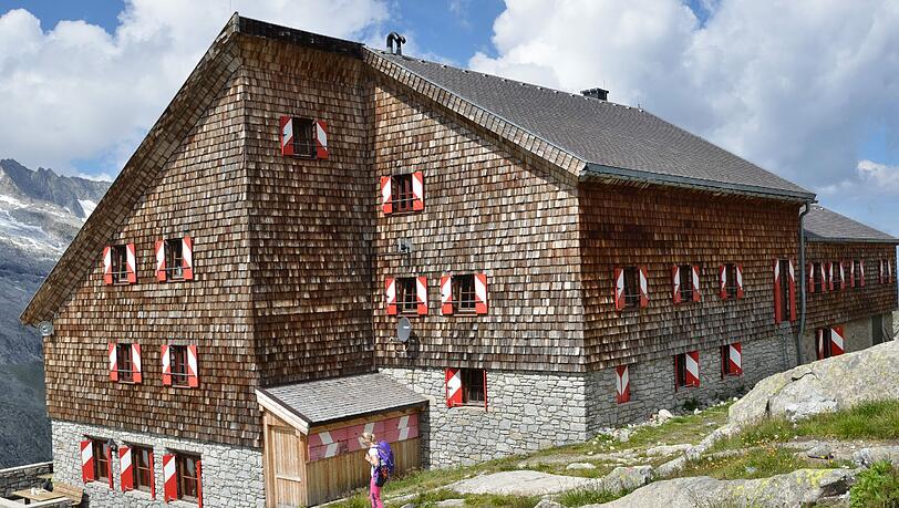 Bei Mehrtagestouren in den Alpen übernachtet man am besten in Alpenvereinshütten (hier die Kürsinger Hütte am Großvenediger). Bei Mehrtagestouren in den Alpen übernachtet man am besten in Alpenvereinshütten (hier die Kürsinger Hütte am Großvenediger).