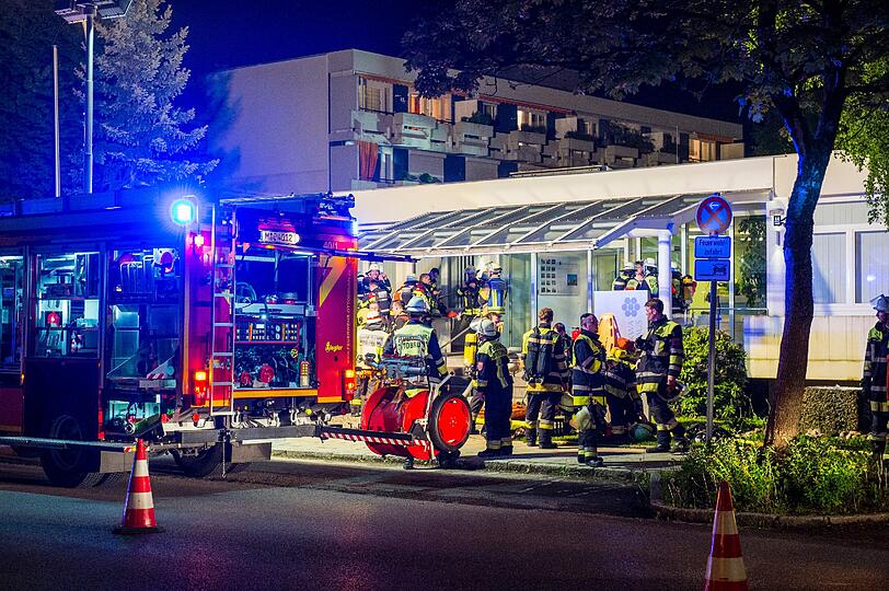 Zahlreiche Einsatzkräfte der Feuerwehr evakuieren am 15.05.2015 in Ottobrunn die Bewohner eines Altenheims. Bei einem Zimmerbrand im dritten Stock wurde eine Frau schwer, zwei Personen mittelschwer und elf Personen leicht verletzt.