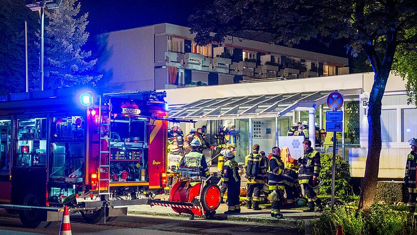 Zahlreiche Einsatzkräfte der Feuerwehr evakuieren am 15.05.2015 in Ottobrunn die Bewohner eines Altenheims. Bei einem Zimmerbrand im dritten Stock wurde eine Frau schwer, zwei Personen mittelschwer und elf Personen leicht verletzt. Zahlreiche Einsatzkräfte der Feuerwehr evakuieren am 15.05.2015 in Ottobrunn die Bewohner eines Altenheims. Bei einem Zimmerbrand im dritten Stock wurde eine Frau schwer, zwei Personen mittelschwer und elf Personen leicht verletzt.