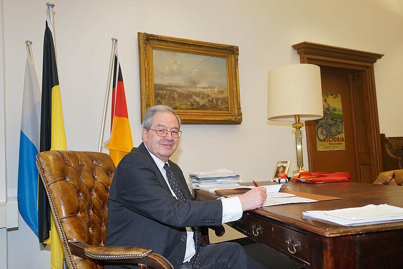 Präsidial sieht es hier ja schon mal aus: Übergangs-Bürgermeister Hans Podiuk in seinem Amtszimmer im Rathaus.