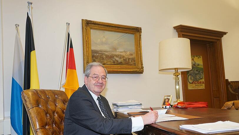 Präsidial sieht es hier ja schon mal aus: Übergangs-Bürgermeister Hans Podiuk in seinem Amtszimmer im Rathaus. Präsidial sieht es hier ja schon mal aus: Übergangs-Bürgermeister Hans Podiuk in seinem Amtszimmer im Rathaus.
