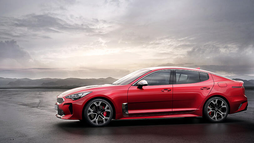 Lange Schnauze, elegantes Fließheck und vier Türen: Der Kia Stinger rollt als klassische Grand Turismo-Limousine an.