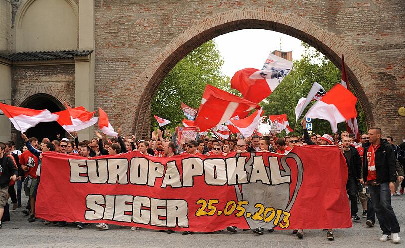Bayern-Fans ziehen durch die Münchner Innenstadt. Die Bilder von der Jubel-Feier.