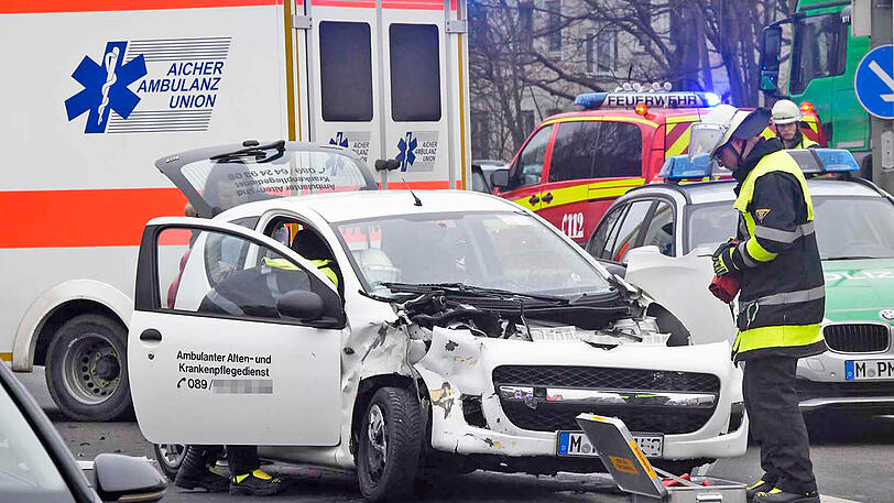 Bei einem heftigen Zusammenstoß eines Pflegedienstes mit einem Pkw auf der Kreuzung Chiemgaustraße/Rosenheimerstraße wurden drei Menschen verletzt.