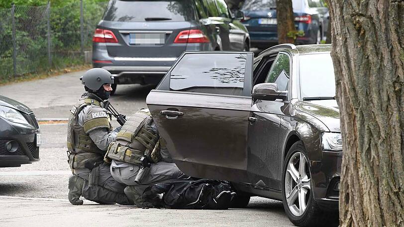 Ein Mädchen meldete bei der Polizei Knallgeräusche in einer Schule, die Polizei war schnell mit rund 100 Einsatzkräften vor Ort. Die Bilder vom Großeinsatz.