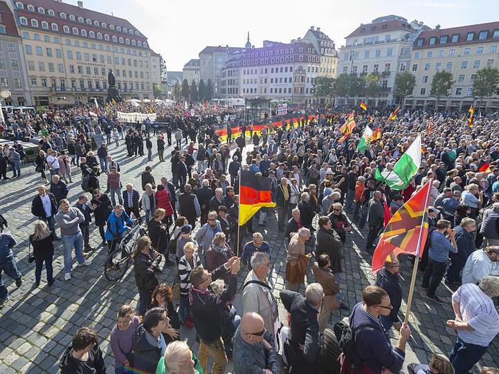 Die Pegida selbst demonstriert auf dem Altmarkt.