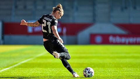 Perfekte Schusshaltung: Nicht umsonst hat Bayern-Star Simone Laudehr in ihrer Karriere fast alles gewonnen. Nur die deutsche Meisterschaft fehlt ihr noch - noch!