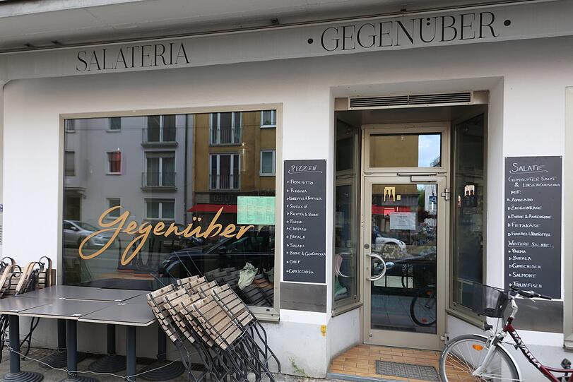 "Gegenüber" hat sich diese Salateria getauft. Pizza gibt's auch.