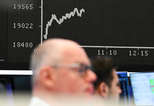 Während Börsenhändler auf dem Parkett der Frankfurter Börse vor ihren Monitoren sitzen, zeigt die Anzeigetafel mit der Dax-Kurve einen Wert von unter 20.000 Punkten an. Zum Auftakt der neuen Handelswoche ist der Deutsche Aktienindex (Dax) um rund zehn Prozent abgestürzt. Während Börsenhändler auf dem Parkett der Frankfurter Börse vor ihren Monitoren sitzen, zeigt die Anzeigetafel mit der Dax-Kurve einen Wert von unter 20.000 Punkten an. Zum Auftakt der neuen Handelswoche ist der Deutsche Aktienindex (Dax) um rund zehn Prozent abgestürzt.