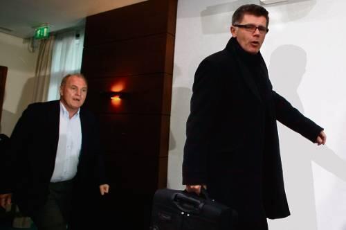 Erwischt! Uli Hoeneß (l.) und Manfred Stoffers nach einem Treffen, das sie eigentlich geheim halten wollten.