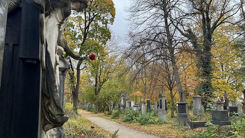 Diese Grabfigur mit Rose verkörpert die Nacht.
