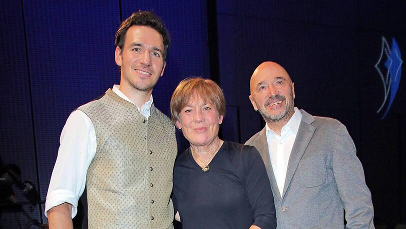 Felix Neureuther, seine Mutter Rosi Mittermaier (&dagger;) und sein Vater Christian Neureuther bei der Verleihung des Bayerischen Sportpreises im Jahr 2019.