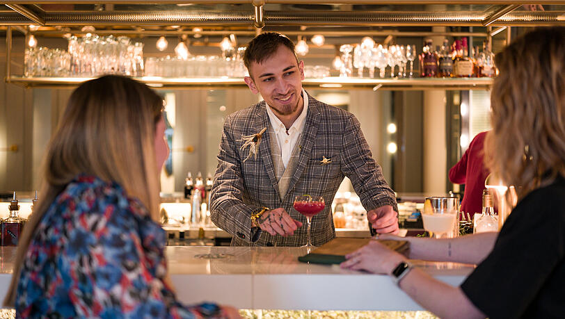 Wer mag, l&auml;sst sich auf ein Kartenspiel mit dem Mixologen Nic ein. Der serviert dann genau den Drink, den man gezogen hat.