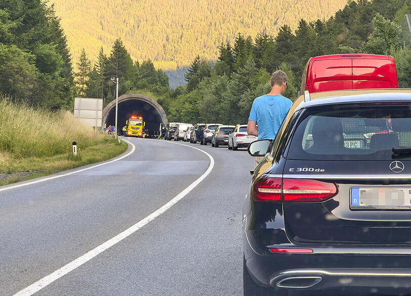 Ein Abschleppwagen entfernt Unfallfahrzeuge in einem Tunnel bei Innsbruck, Österreich. Ein Abschleppwagen entfernt Unfallfahrzeuge in einem Tunnel bei Innsbruck, Österreich.