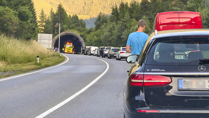 Ein Abschleppwagen entfernt Unfallfahrzeuge in einem Tunnel bei Innsbruck, Österreich. Ein Abschleppwagen entfernt Unfallfahrzeuge in einem Tunnel bei Innsbruck, Österreich.